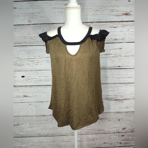 CHASER Ruffle Cold Shoulder Top - Picture 5 of 6